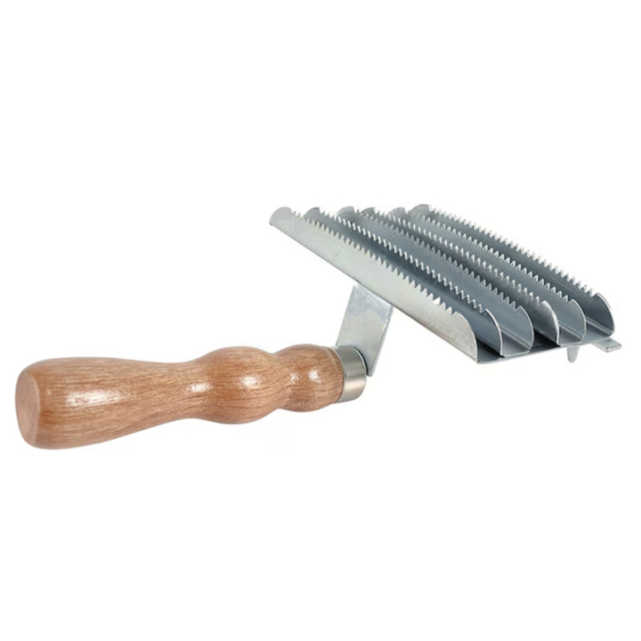 Pelsskrape Metall Trehåndtak Brun i gruppen Stell & Pleie / Børster / Pelsskraper & Striglestener hos Equinest (10579BR)