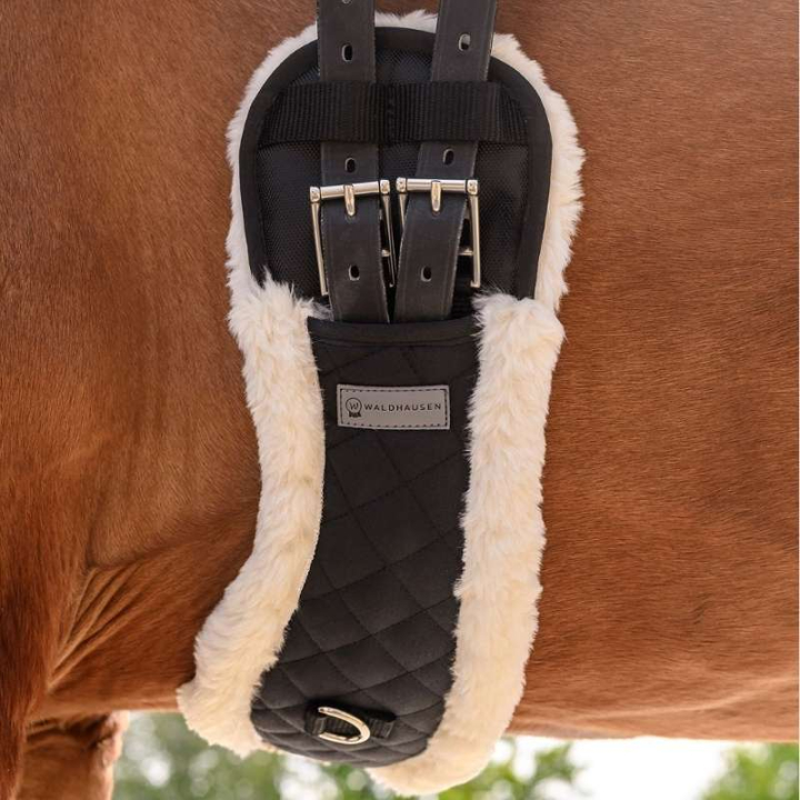 Dressurgjord Half Moon Faux Fur Svart/Natural i gruppen Hesteutstyr / Salgjorder / Dressurgjorder hos Equinest (19081020BA_r)