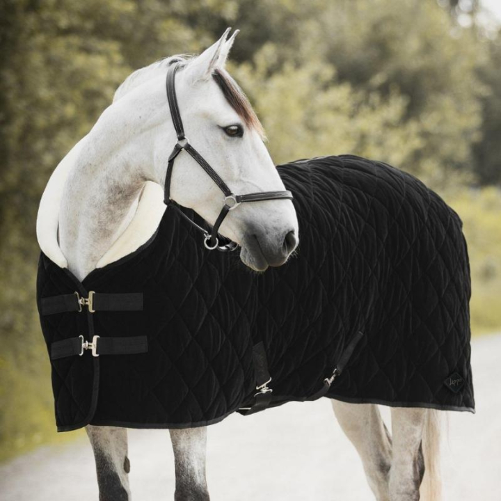 Stevnedekken Black Velvet 150g Svart i gruppen Hestedekken / Konkurranse- & Transportdekken hos Equinest (308011BA_r)
