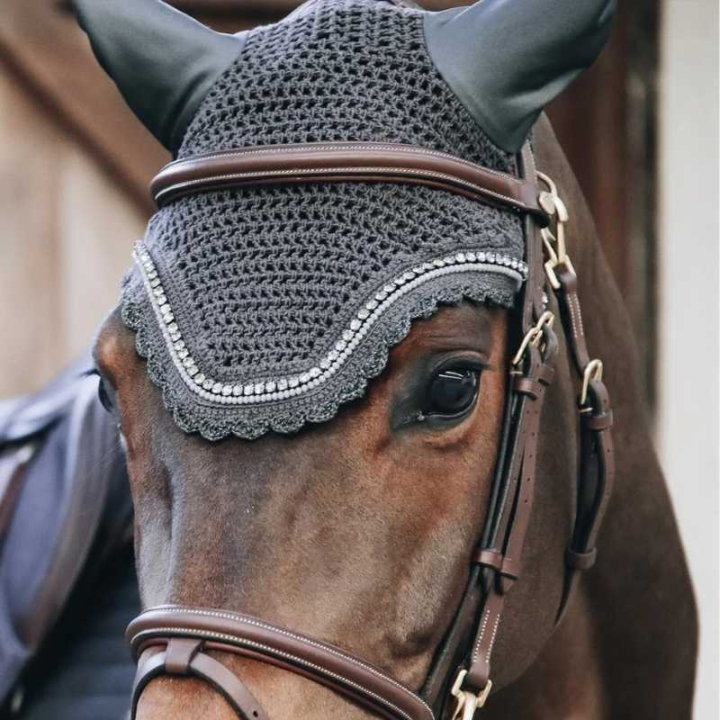 Ørehette Wellington Stone & Pearl Mørkegrå i gruppen Hesteutstyr / Ørehetter hos Equinest (4261408GR)