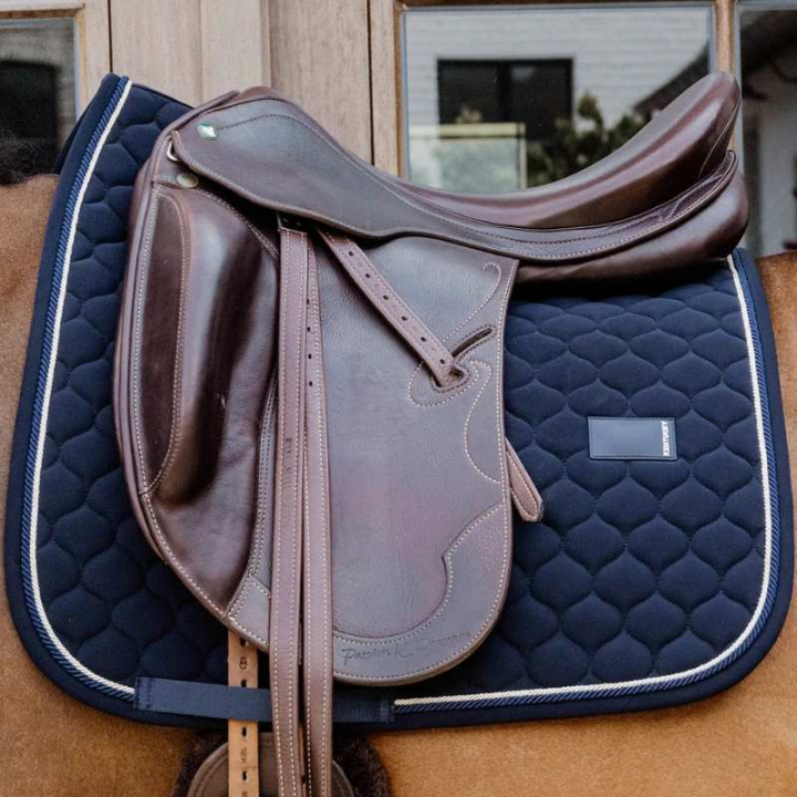 Dressursjabrak Onion Quilt Rubber Logo Marineblå i gruppen Hesteutstyr / Sjabraker / Dressursjabraker hos Equinest (4272703DRNA_r)