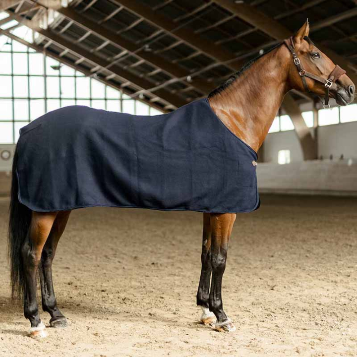 Ulldekken HS Vilma Marineblå i gruppen Hestedekken / Konkurranse- & Transportdekken hos Equinest (603789NA_r)