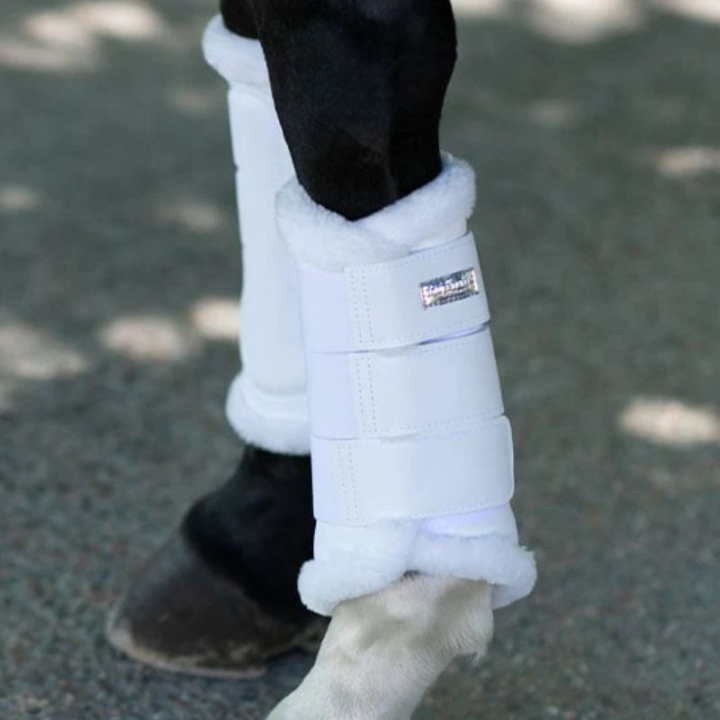 Treningsbeskyttere ES Faux Fur White Silver i gruppen Hesteutstyr / Belegg & Bandasjer / Dressur- & Treningsbelegg hos Equinest (734020641827WHSI_r)