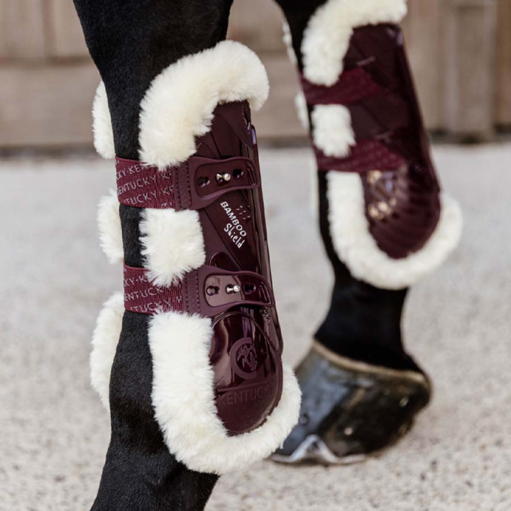 Senebeskyttere Vegan Sheepskin Bamboo Elastic Vinrød i gruppen Hesteutstyr / Belegg & Bandasjer / Sprangbelegg hos Equinest (88102WN_r)