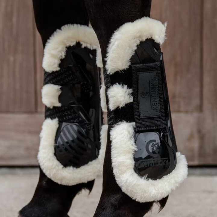 Senebeskyttere Vegan Sheepskin Velcro Svart i gruppen Hesteutstyr / Belegg & Bandasjer / Sprangbelegg hos Equinest (8810401MBA_r)