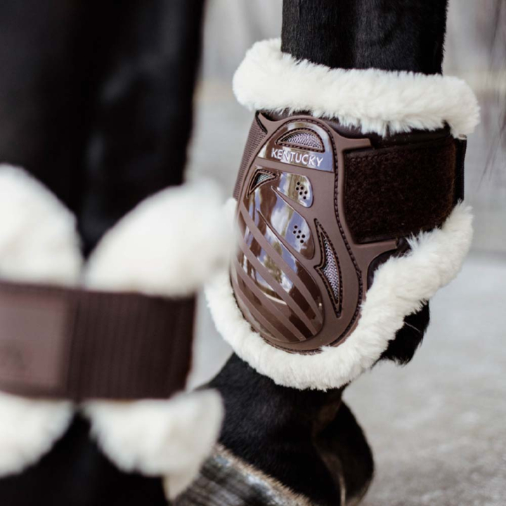 Unghestbeskyttere Sheepskin Shield Brun i gruppen Hesteutstyr / Belegg & Bandasjer / Bakbeinsbelegg hos Equinest (88205Br_r)