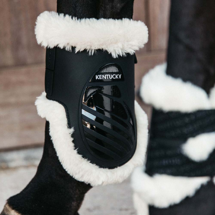 Stryksokker Elastic Vegan Sheepskin Svart i gruppen Hesteutstyr / Belegg & Bandasjer / Bakbeinsbelegg hos Equinest (8820801MBA_r)