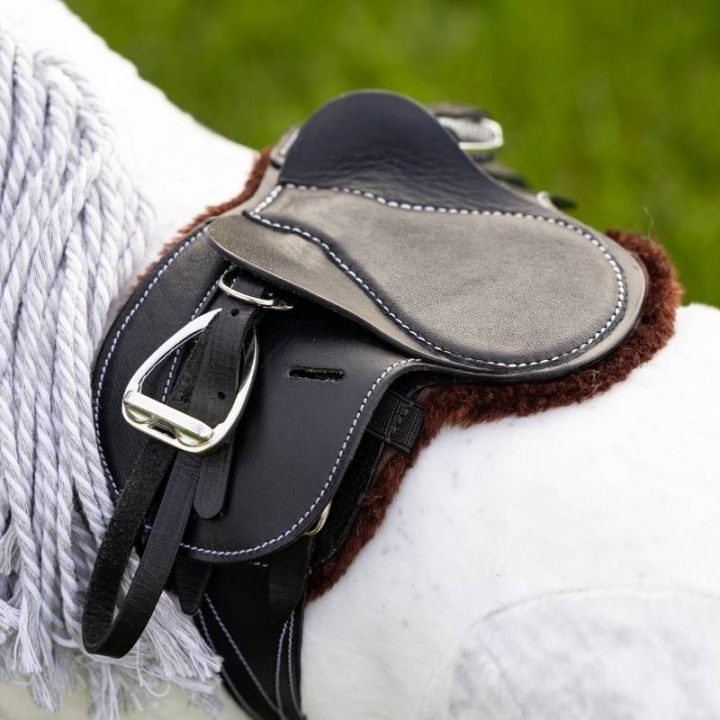 Vojlock Toy Pony Showing Numnah Brun i gruppen Kjepphester & Lekehester / Utstyr til Lekehest hos Equinest (IT044090BR)