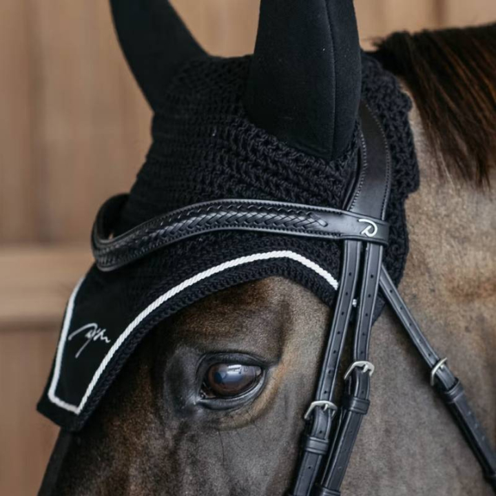Pannereim V-form Plaited New English Collection Svart i gruppen Hesteutstyr / Hodelag & Pannebånd / Pannebånd hos Equinest (NE02JBLCBA_r)