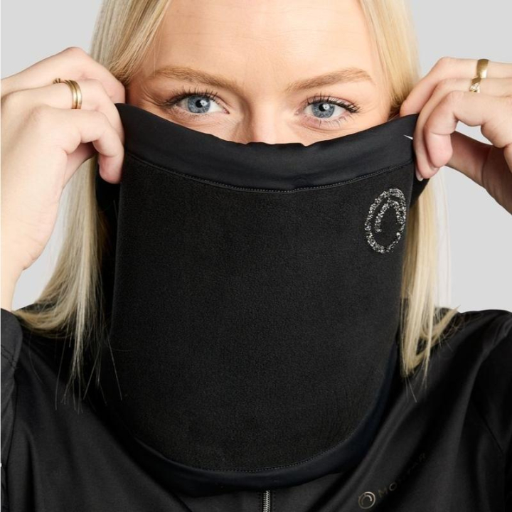 Halskrage MoEllie Fleece Crystals Svart i gruppen Rideklær / Tilbehør / Skjerf & Krager hos Equinest (NW26304OSBA)