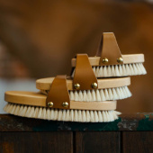 Geitehårsbørste med lærrem brun Geitehårsbørste med lærrem brun