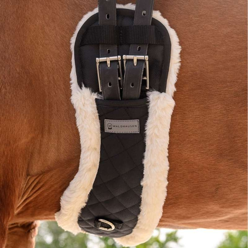 Dressurgjord Half Moon Faux Fur Svart/Natural