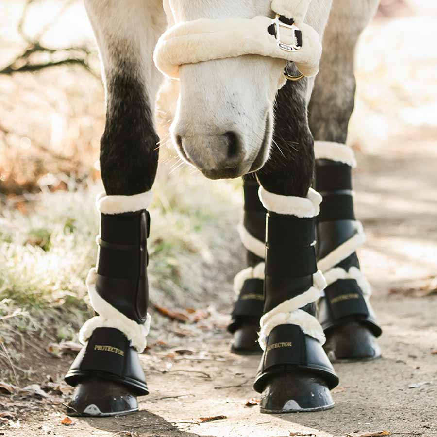 Kopper med synt. saueskinn Svart