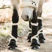 Kopper med synt. saueskinn Svart Kopper med synt. saueskinn Svart