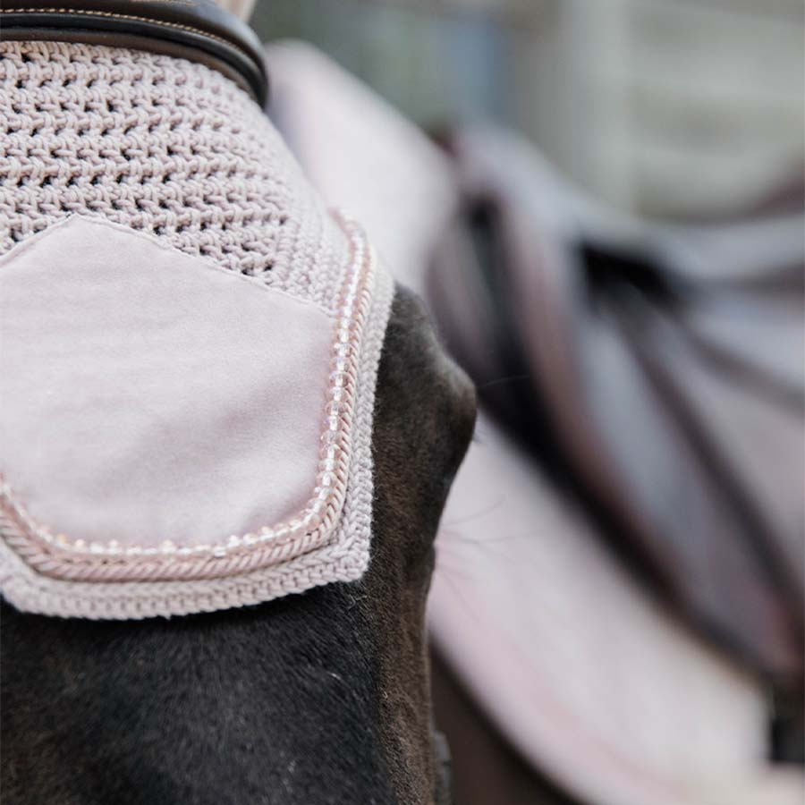 Ørehette Wellington Velvet Pearls Lyserosa