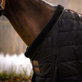 Stalldekken HS Faux Fur 200g Svart Stalldekken HS Faux Fur 200g Svart